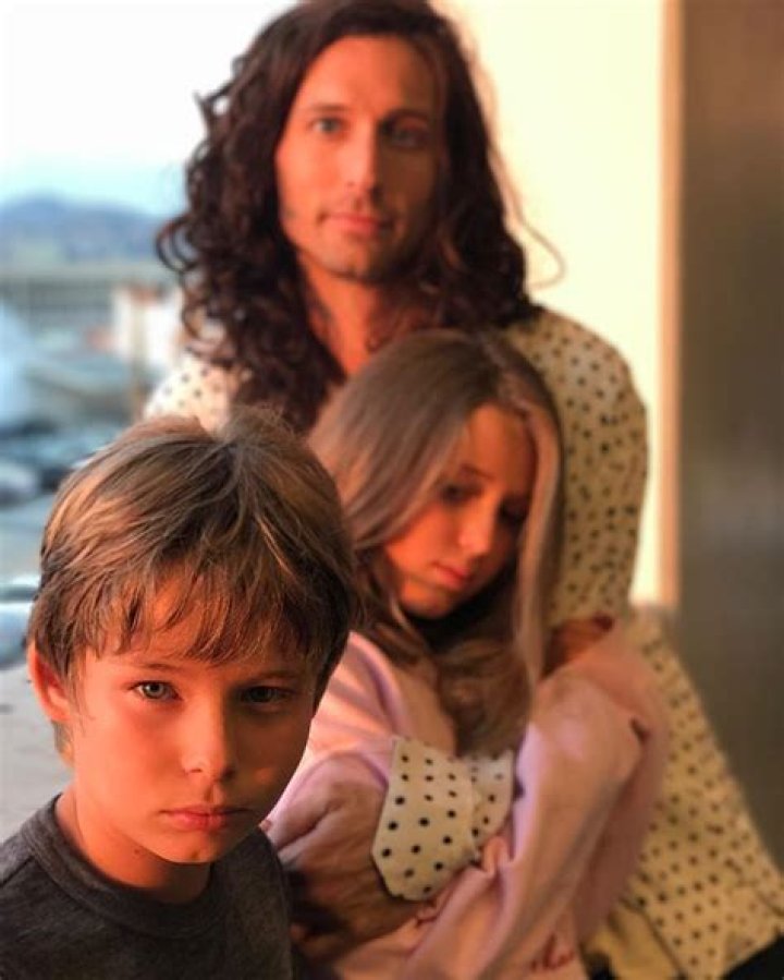 Ella Valensi ·