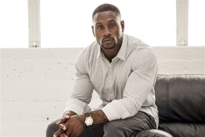 Thomas Jones ·
