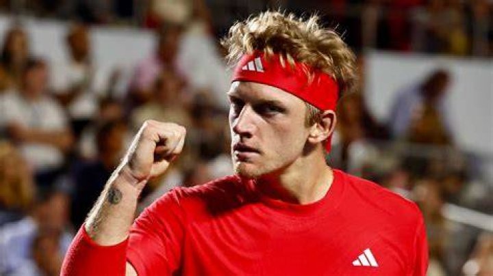 Who is Alejandro Davidovich Fokina's mother?